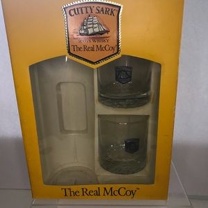 NEW - CUTTY SARK Scotch Whiskey Rock Bar Glasses (2) Pewter Medallion Real McCoy